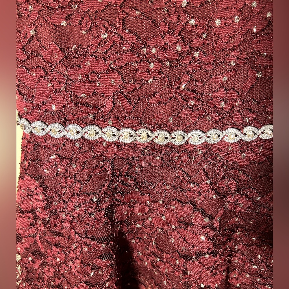 Diamond maroon lace dress - Picture 5 of 7